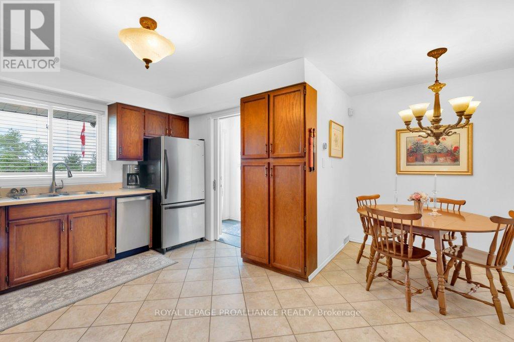 












17276 HIGHWAY 41

,
Addington Highlands (Addington Highlands),




Ontario
K0H1K0

