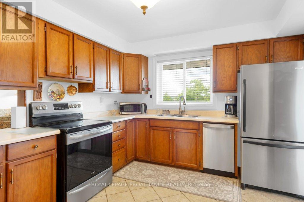 












17276 HIGHWAY 41

,
Addington Highlands (Addington Highlands),




Ontario
K0H1K0

