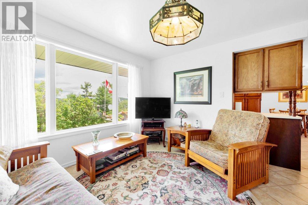 












17276 HIGHWAY 41

,
Addington Highlands (Addington Highlands),




Ontario
K0H1K0

