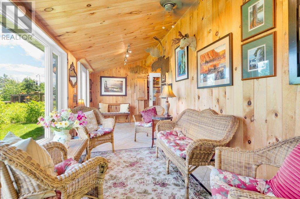 












17276 HIGHWAY 41

,
Addington Highlands (Addington Highlands),




Ontario
K0H1K0

