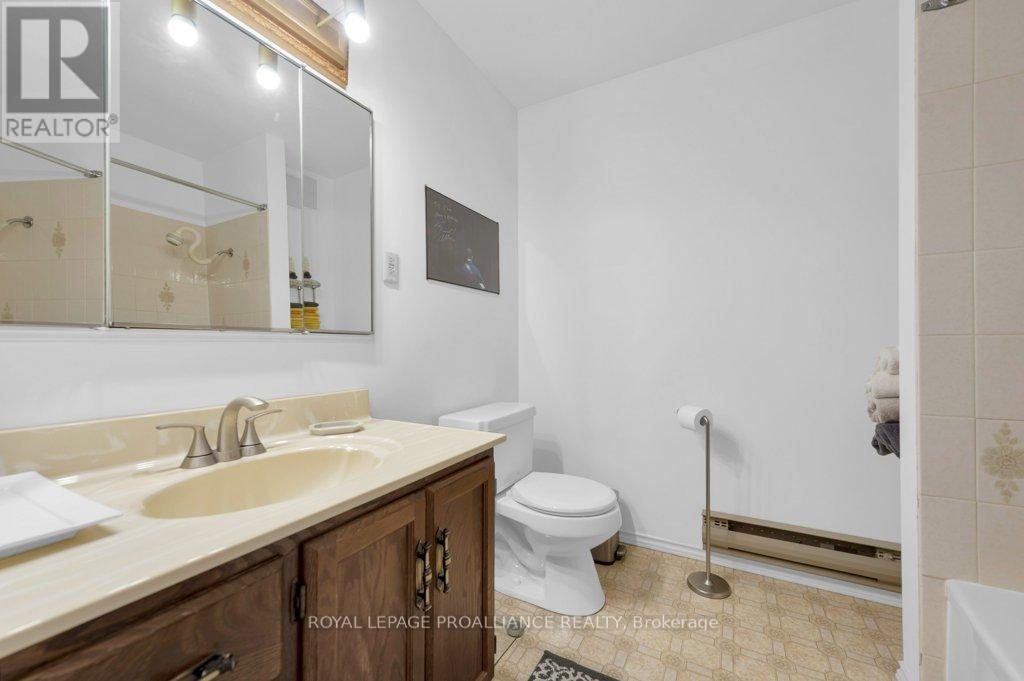 












17276 HIGHWAY 41

,
Addington Highlands (Addington Highlands),




Ontario
K0H1K0

