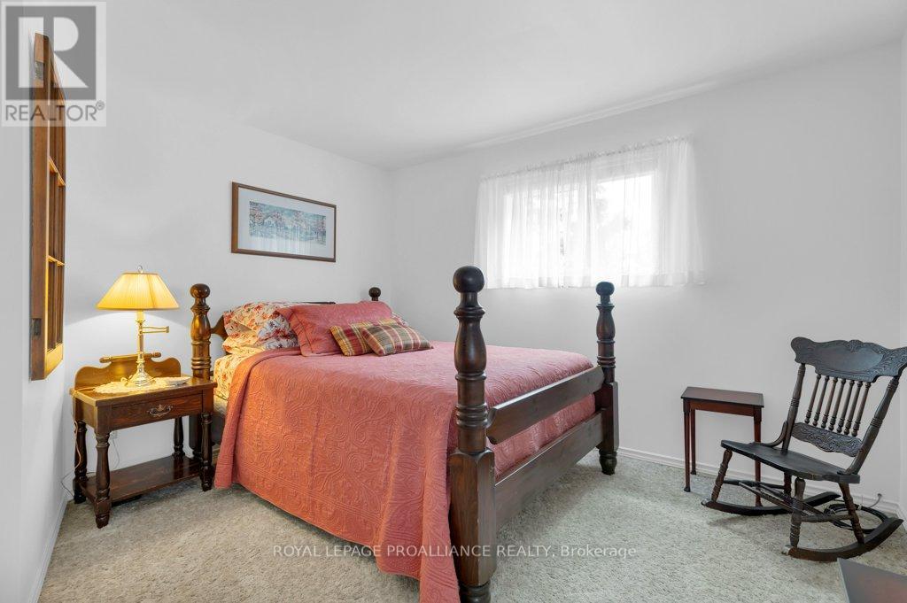 












17276 HIGHWAY 41

,
Addington Highlands (Addington Highlands),




Ontario
K0H1K0


