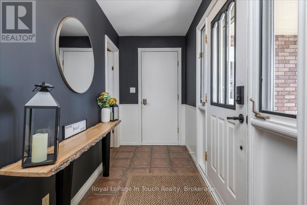 












93 EDWARD STREET

,
Penetanguishene,




Ontario
L9M1J3

