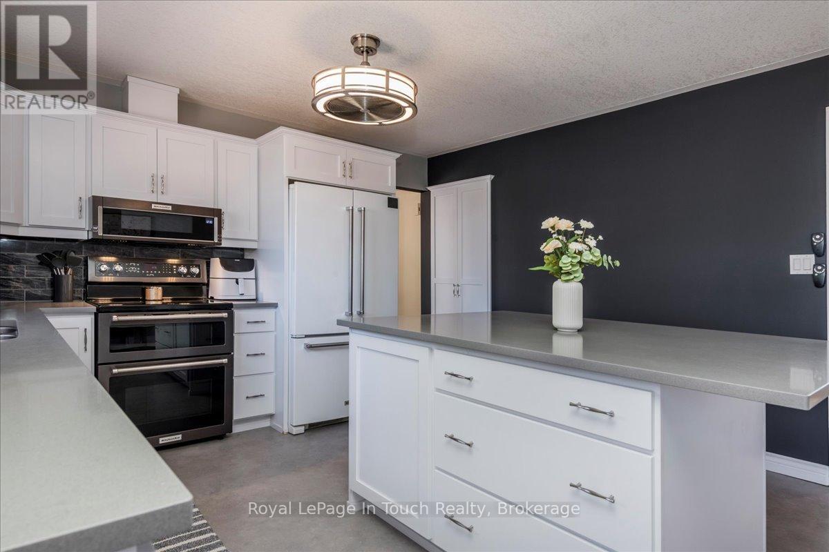 












93 EDWARD STREET

,
Penetanguishene,




Ontario
L9M1J3

