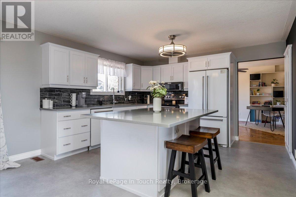 












93 EDWARD STREET

,
Penetanguishene,




Ontario
L9M1J3

