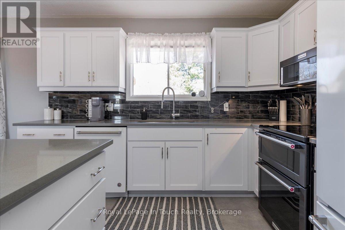 












93 EDWARD STREET

,
Penetanguishene,




Ontario
L9M1J3

