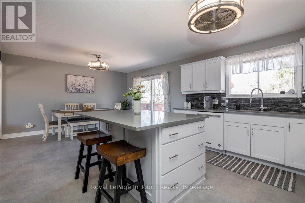 












93 EDWARD STREET

,
Penetanguishene,




Ontario
L9M1J3

