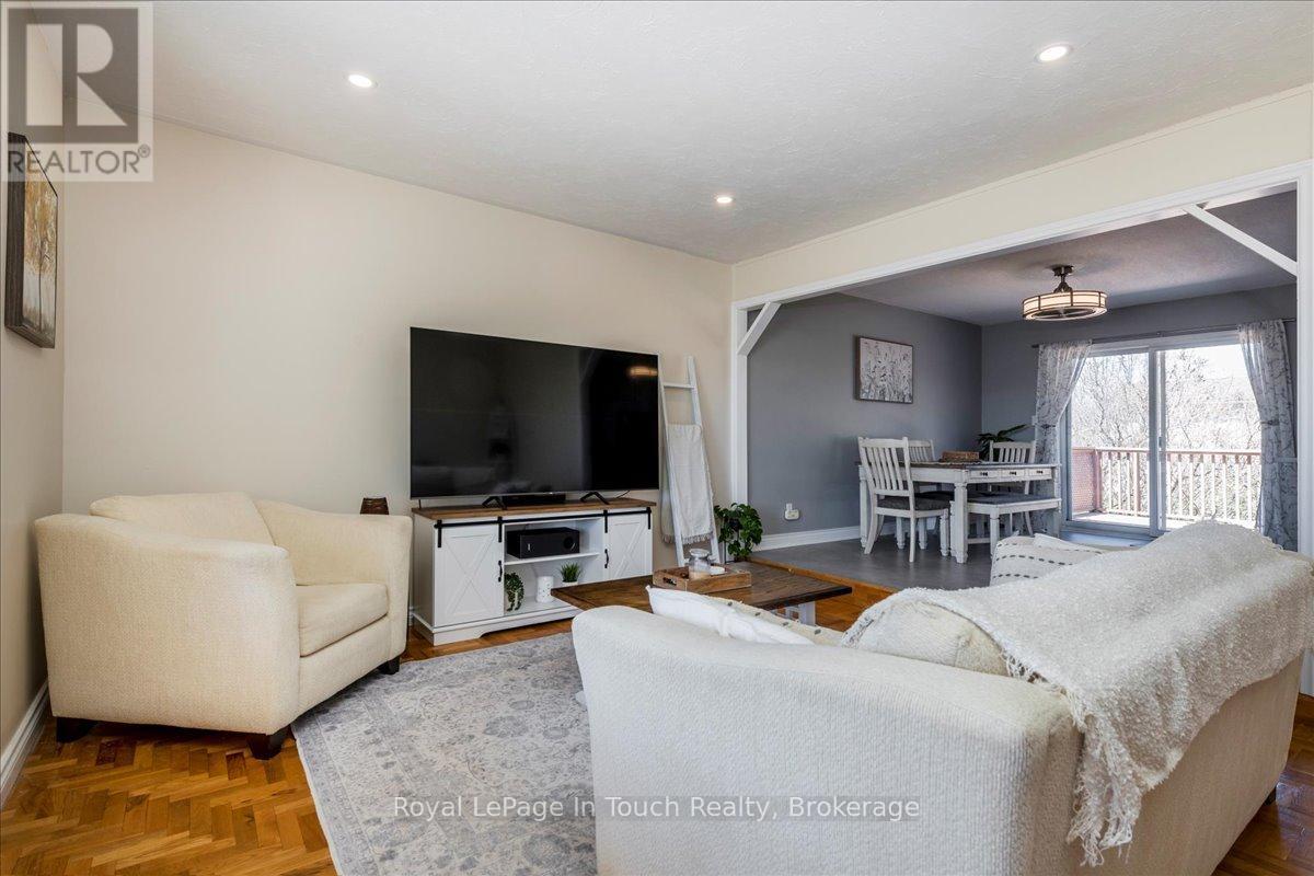 












93 EDWARD STREET

,
Penetanguishene,




Ontario
L9M1J3

