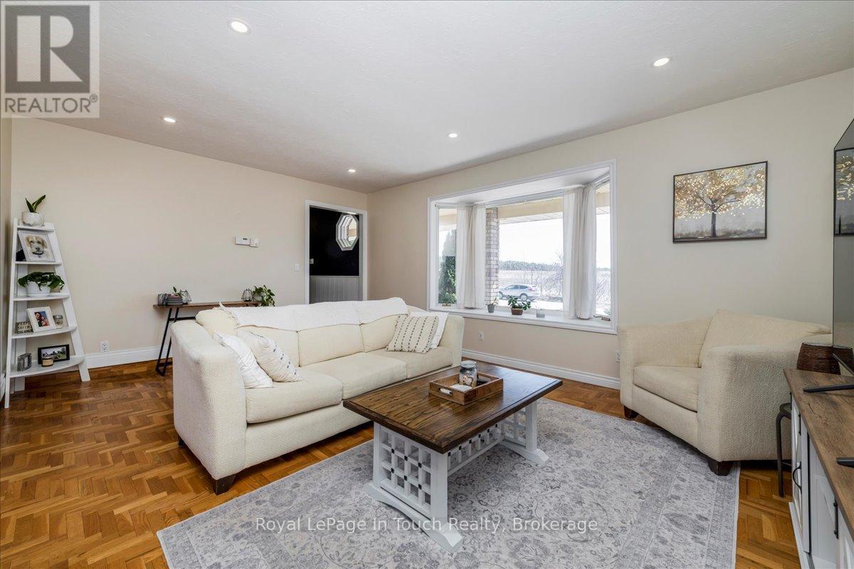












93 EDWARD STREET

,
Penetanguishene,




Ontario
L9M1J3

