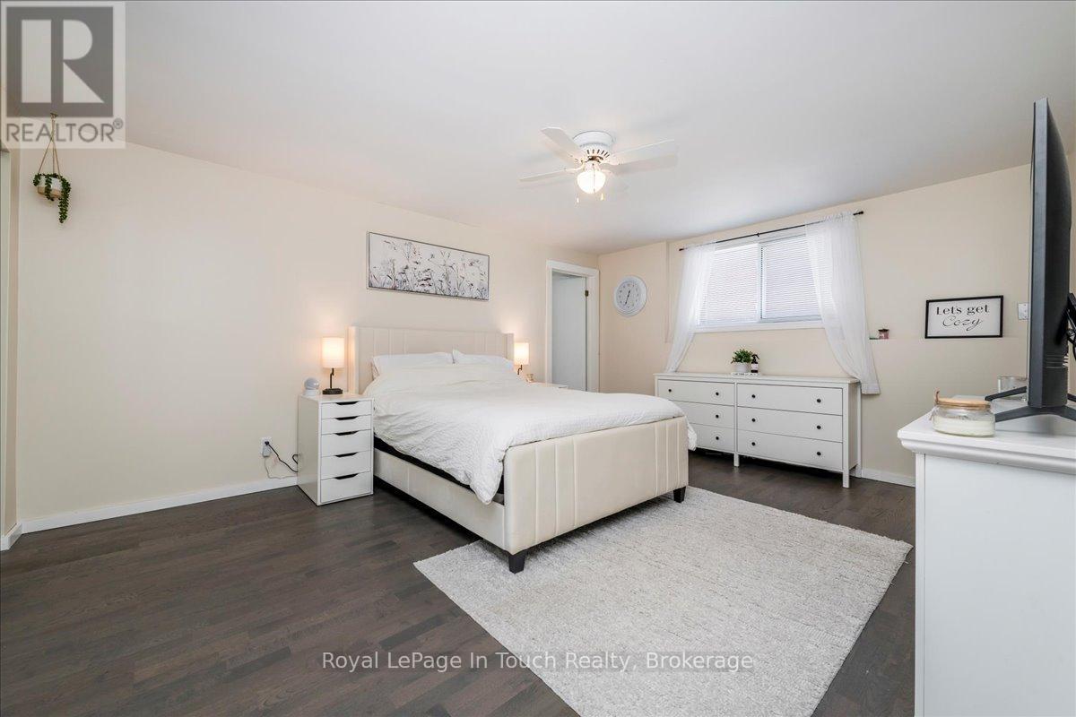 












93 EDWARD STREET

,
Penetanguishene,




Ontario
L9M1J3

