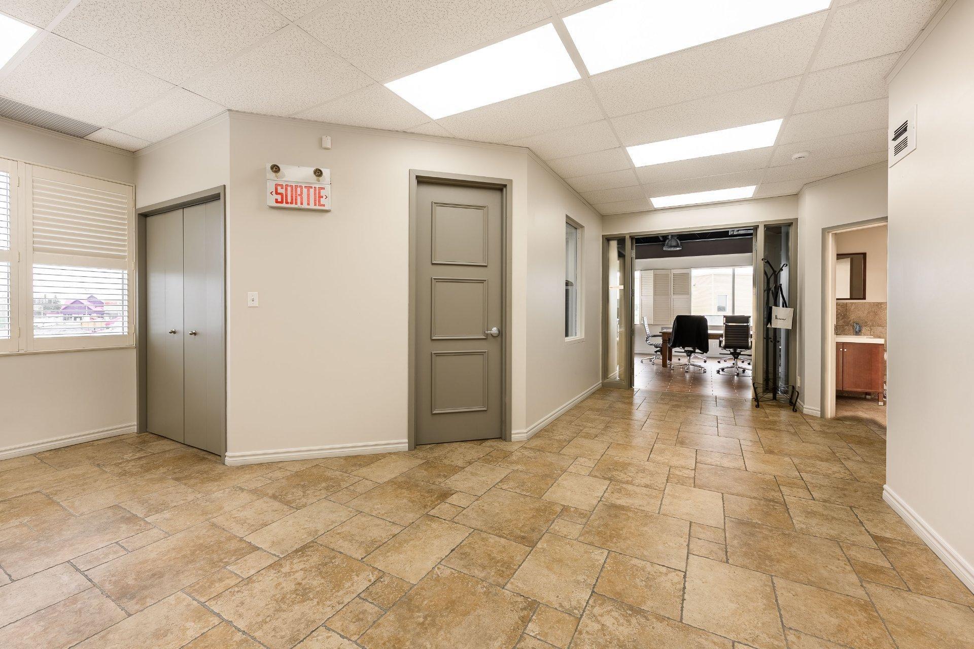 









2041A


Rue Léonard-De Vinci

,
Sainte-Julie,




QC
J3E1Z2

