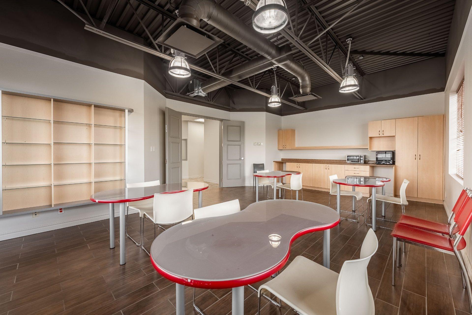 









2041A


Rue Léonard-De Vinci

,
Sainte-Julie,




QC
J3E1Z2

