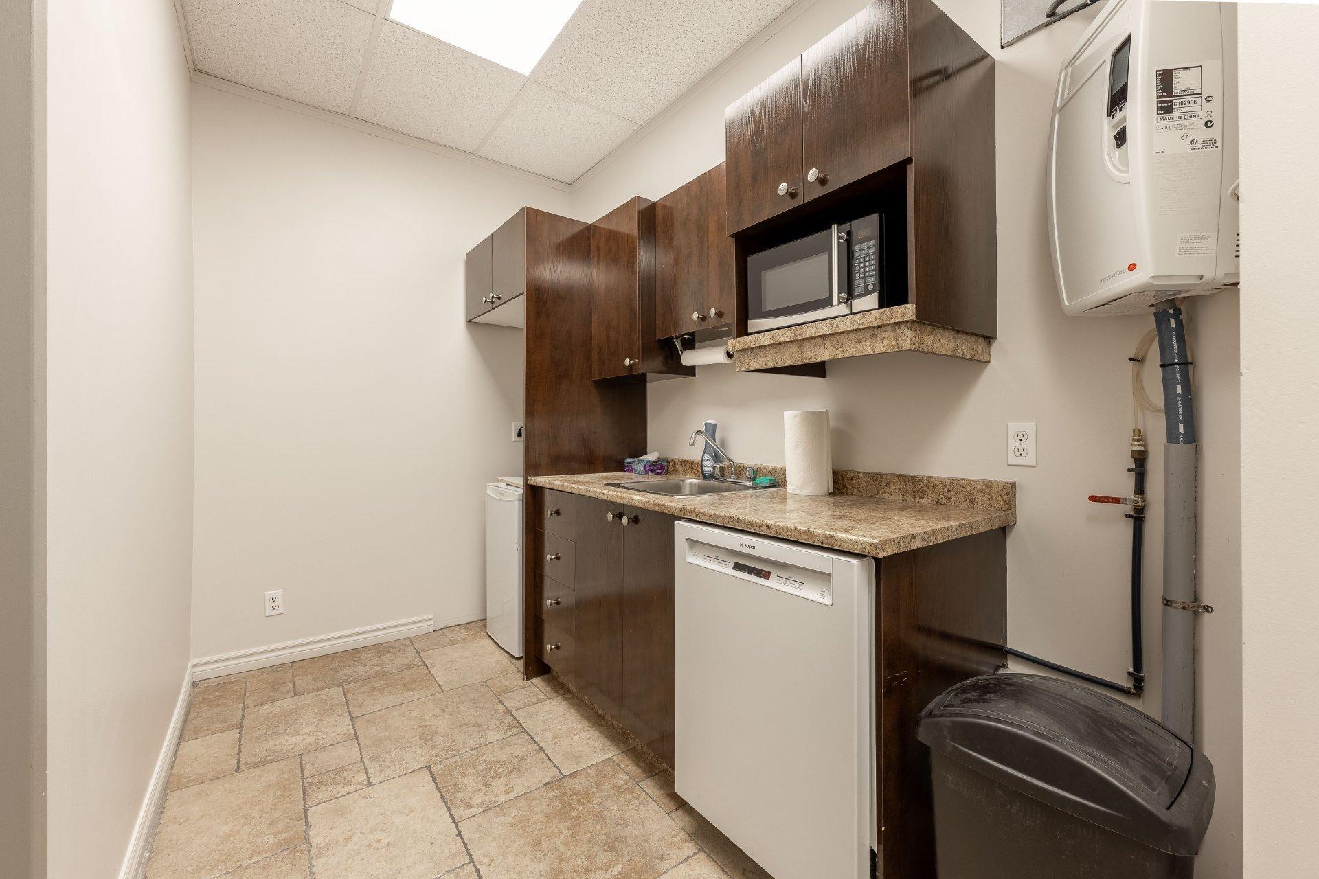 









2041A


Rue Léonard-De Vinci

,
Sainte-Julie,




QC
J3E1Z2

