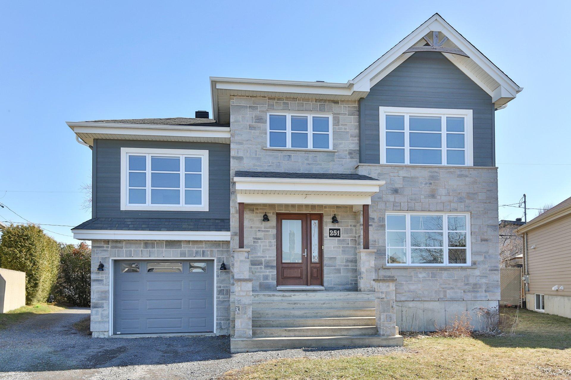 









251


Rue L'Heureux

,
Saint-Jean-sur-Richelieu,




QC
J2Y0A1

