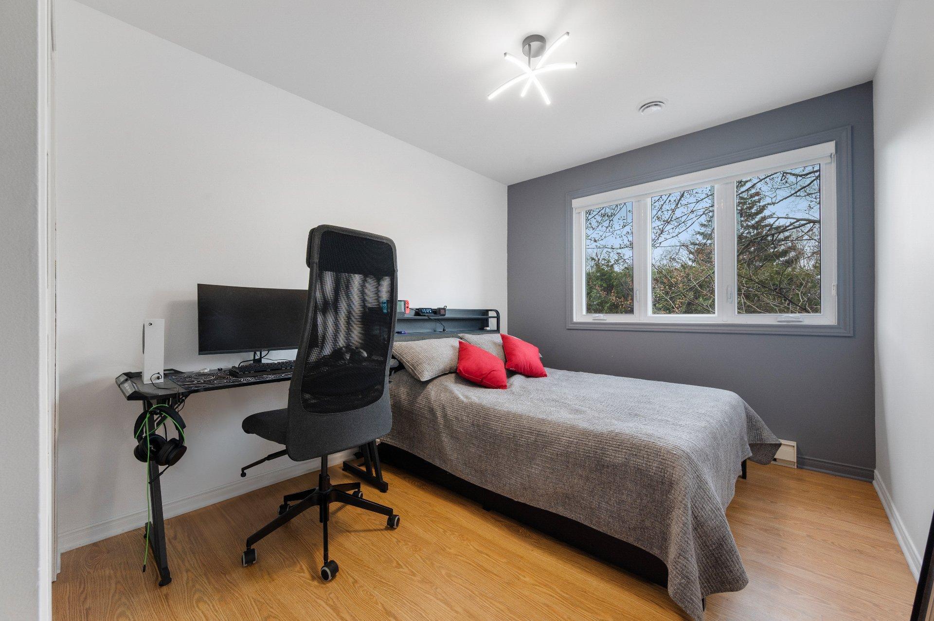 









838


Rue Gault

,
Mont-Saint-Hilaire,




QC
J3H3Y6

