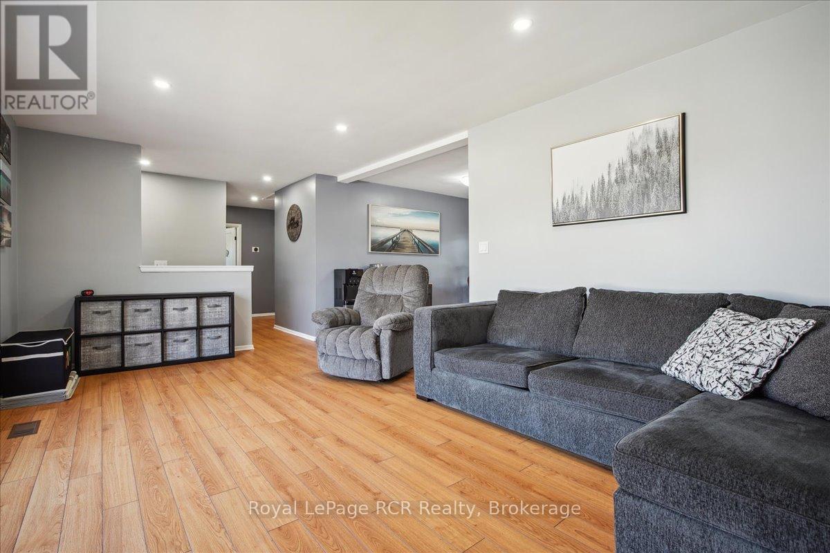 












685 5TH AVENUE W

,
Owen Sound,




Ontario
N4K5A2

