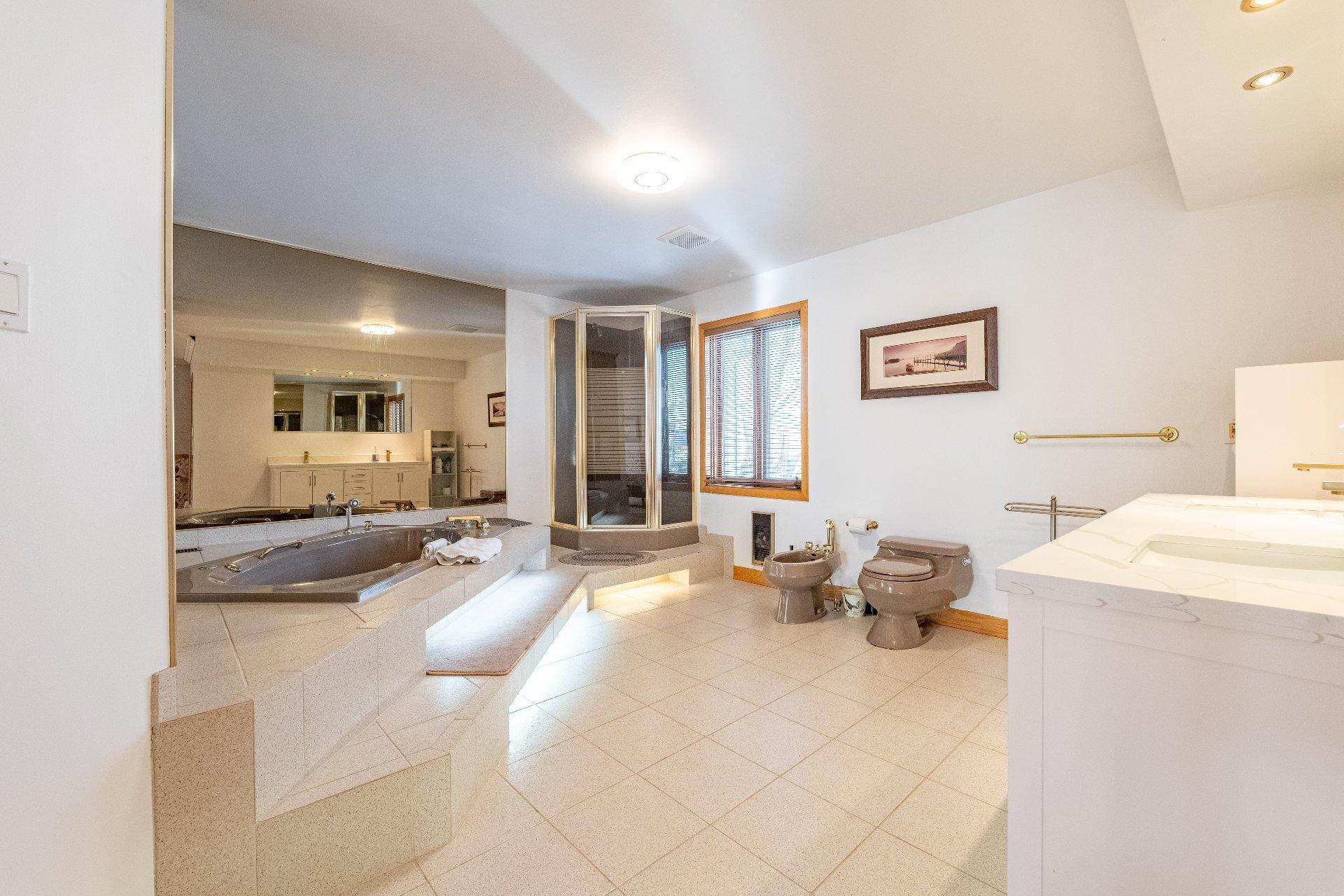 









8980


Crois. Roussin

,
Brossard,




QC
J4X2K3

