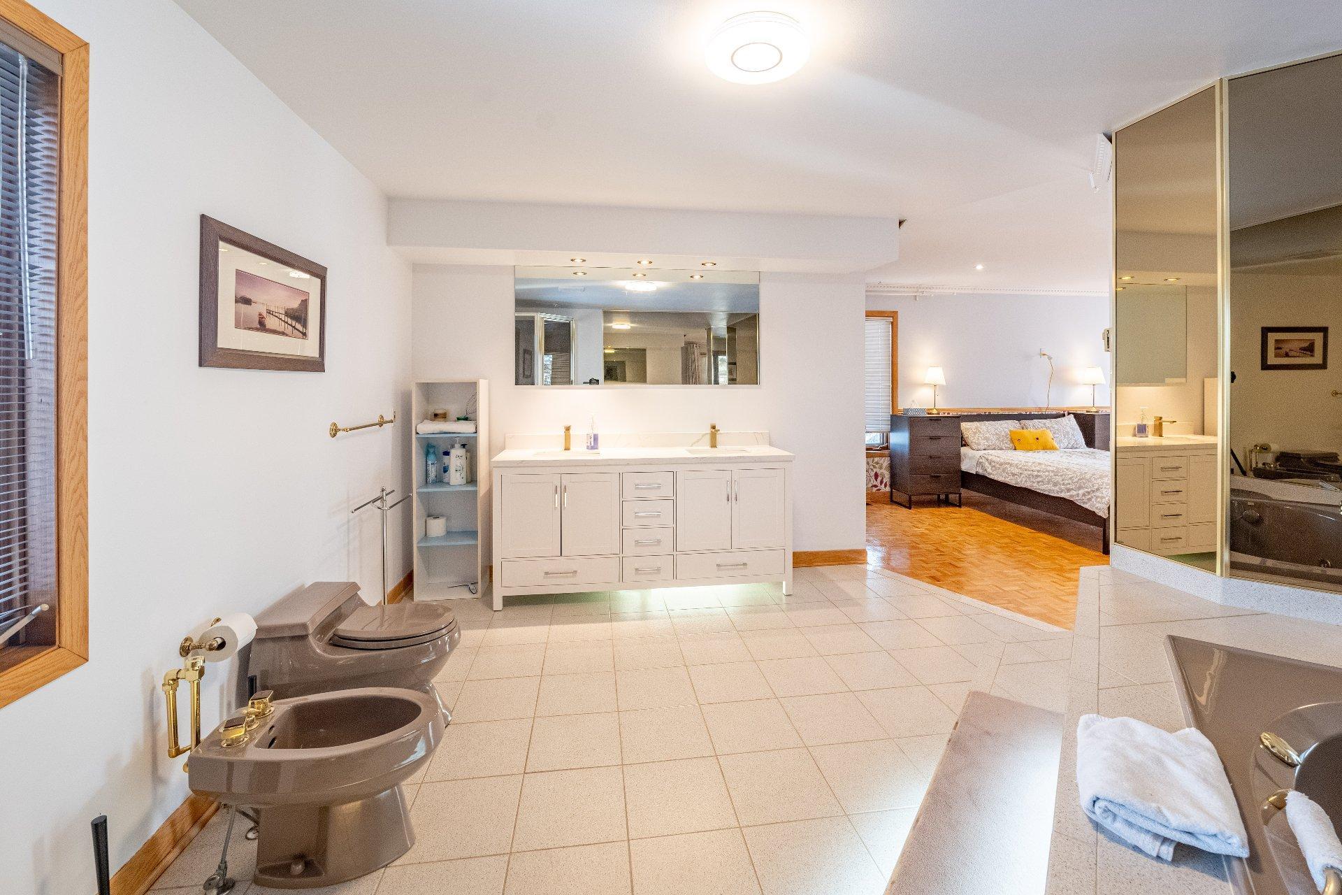 









8980


Crois. Roussin

,
Brossard,




QC
J4X2K3

