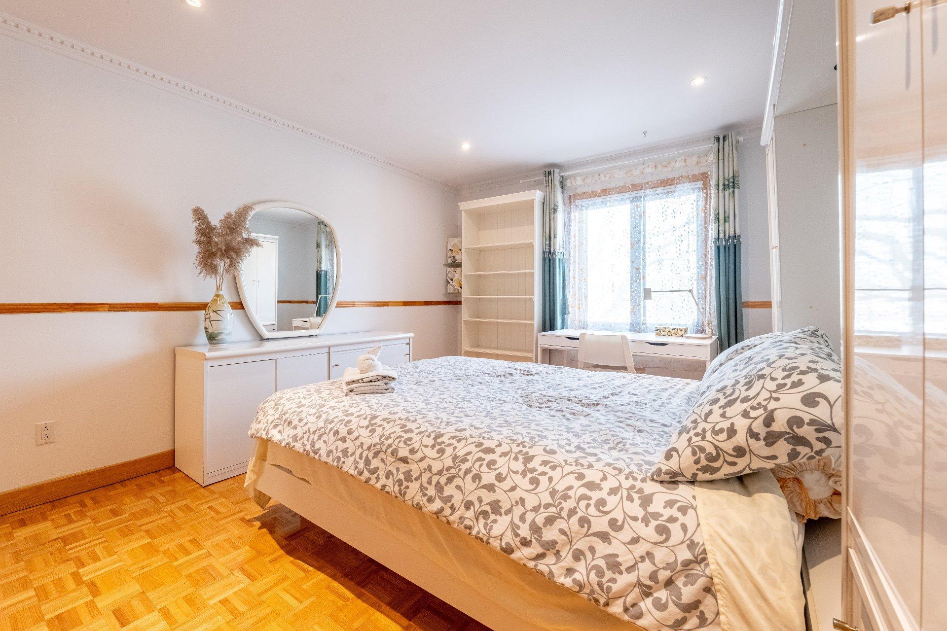 









8980


Crois. Roussin

,
Brossard,




QC
J4X2K3

