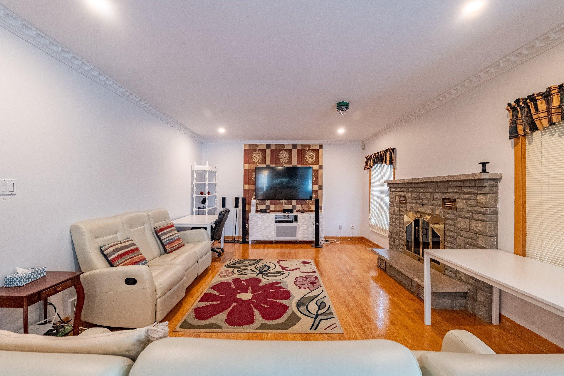 









8980


Crois. Roussin

,
Brossard,




QC
J4X2K3

