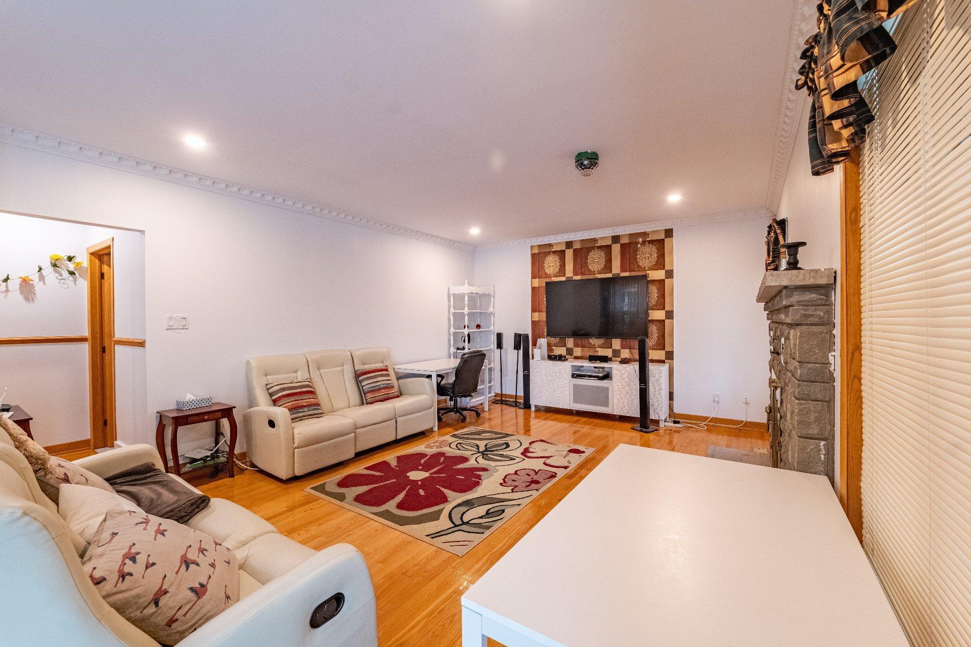 









8980


Crois. Roussin

,
Brossard,




QC
J4X2K3

