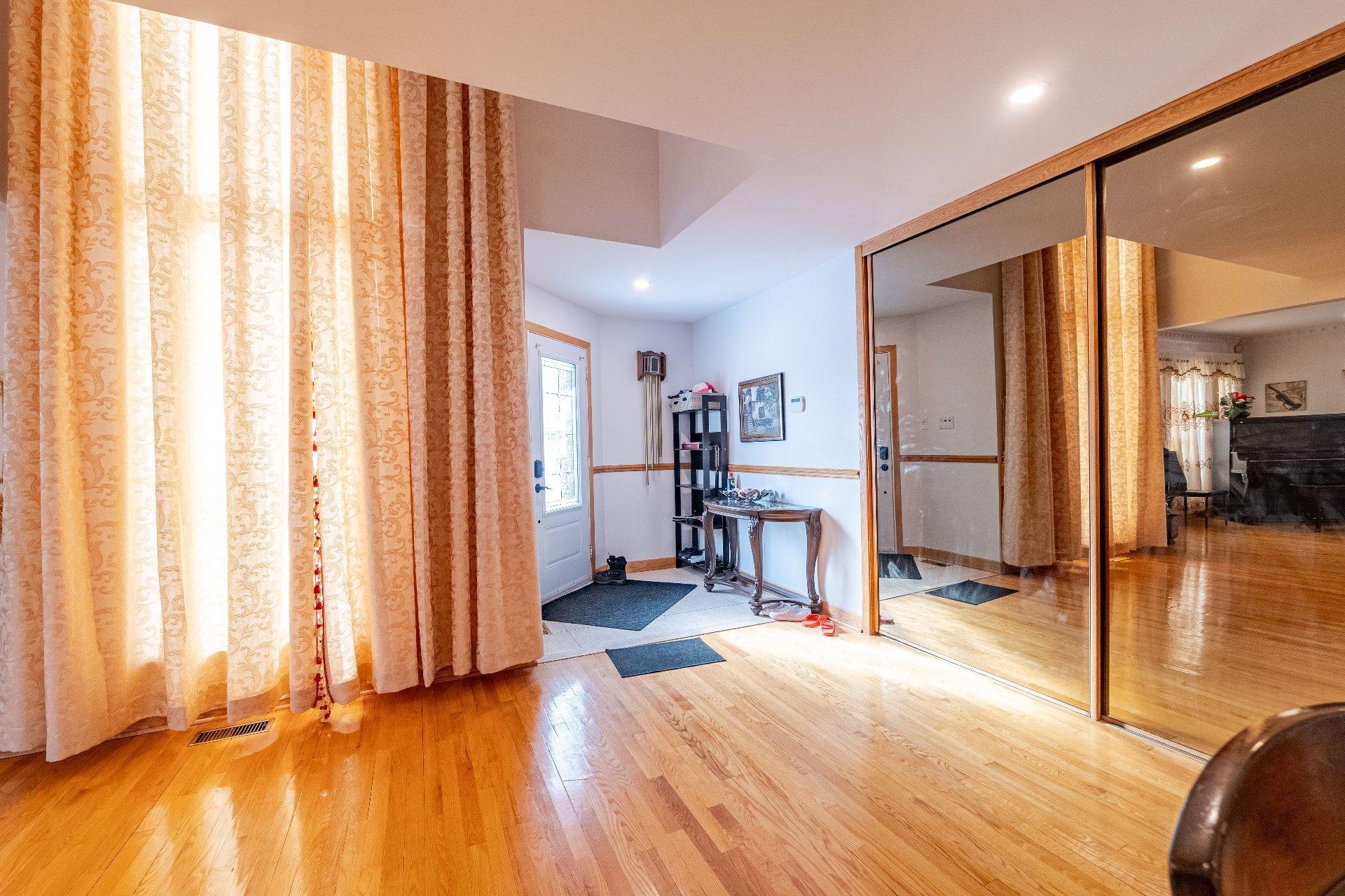 









8980


Crois. Roussin

,
Brossard,




QC
J4X2K3

