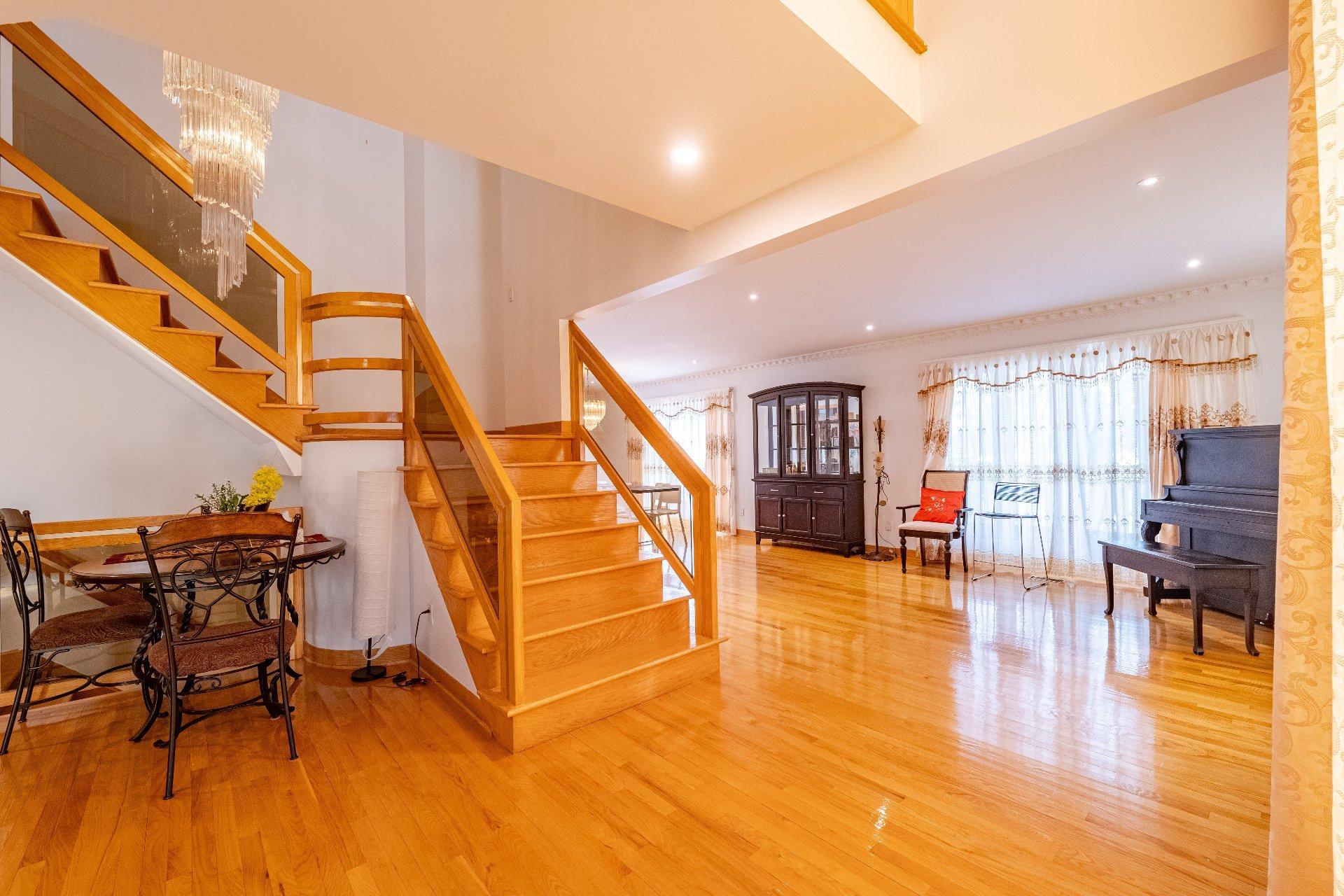 









8980


Crois. Roussin

,
Brossard,




QC
J4X2K3

