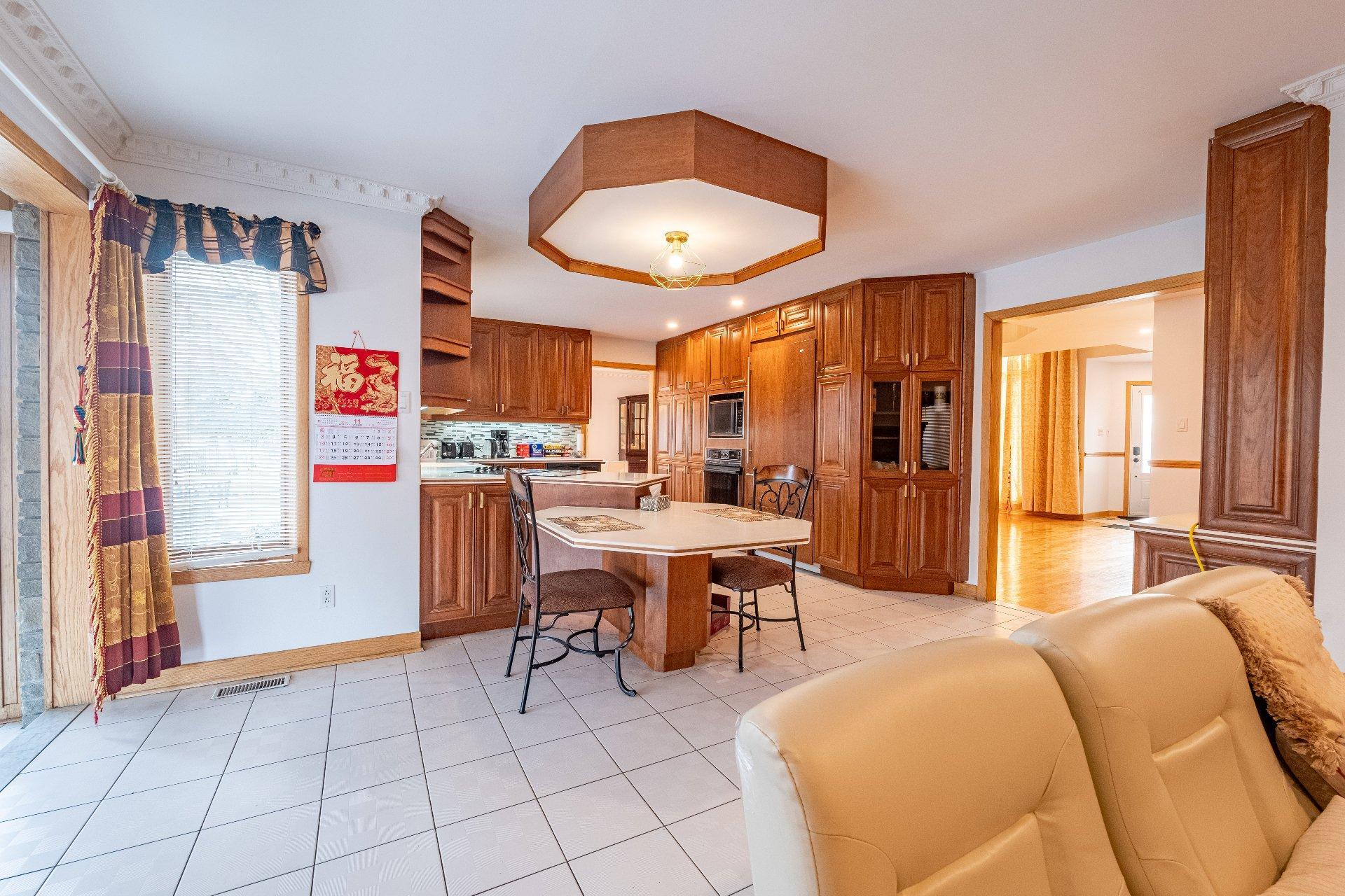 









8980


Crois. Roussin

,
Brossard,




QC
J4X2K3

