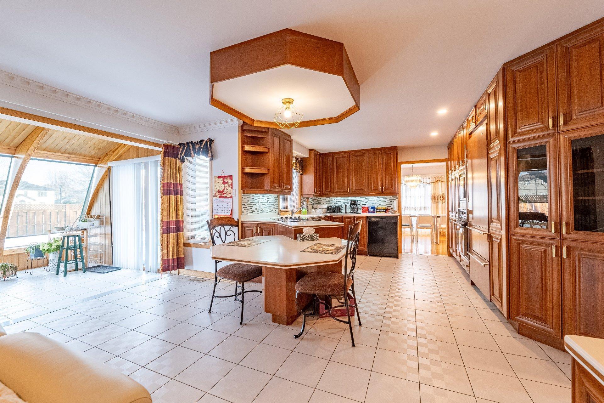 









8980


Crois. Roussin

,
Brossard,




QC
J4X2K3


