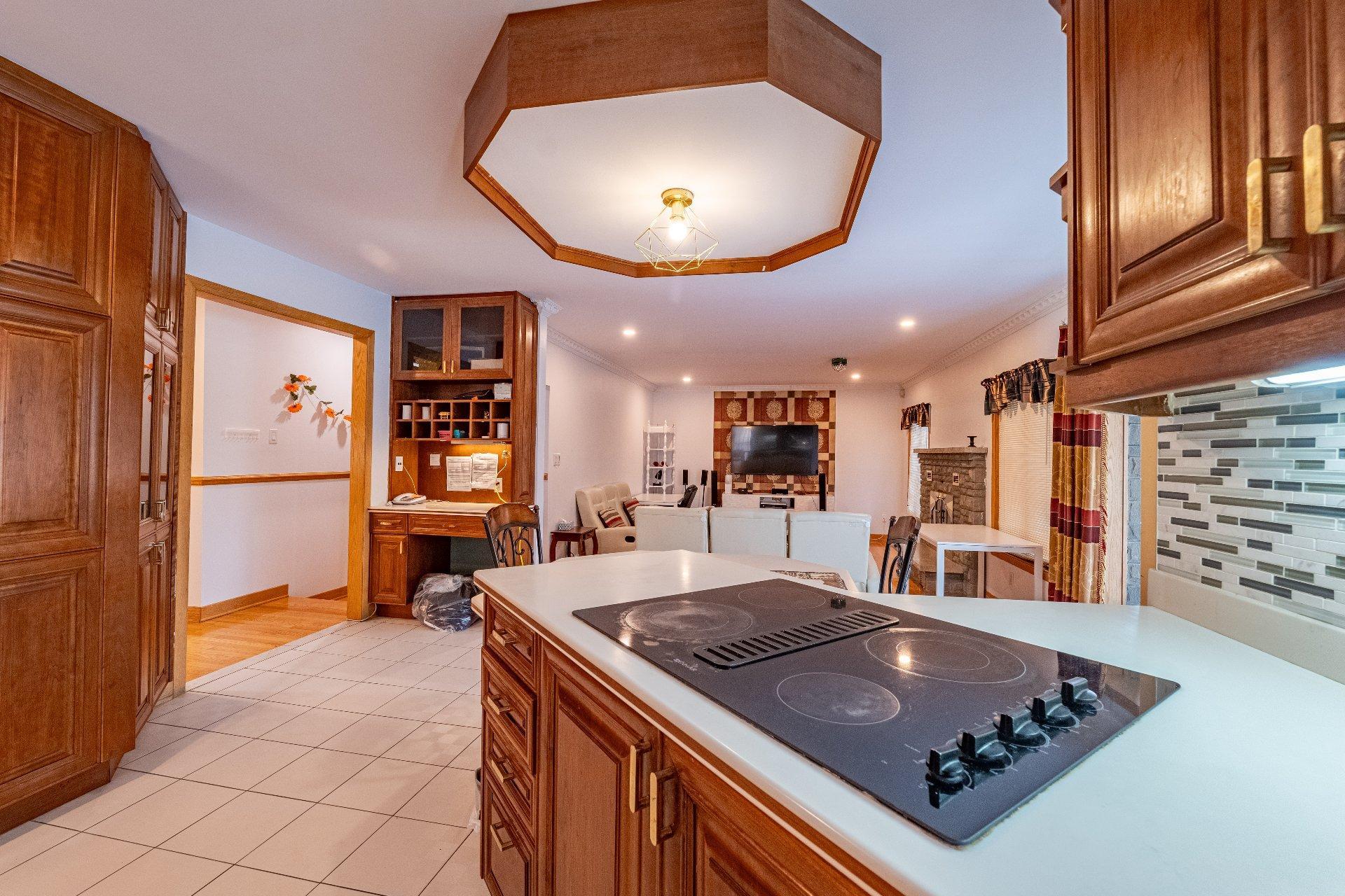 









8980


Crois. Roussin

,
Brossard,




QC
J4X2K3

