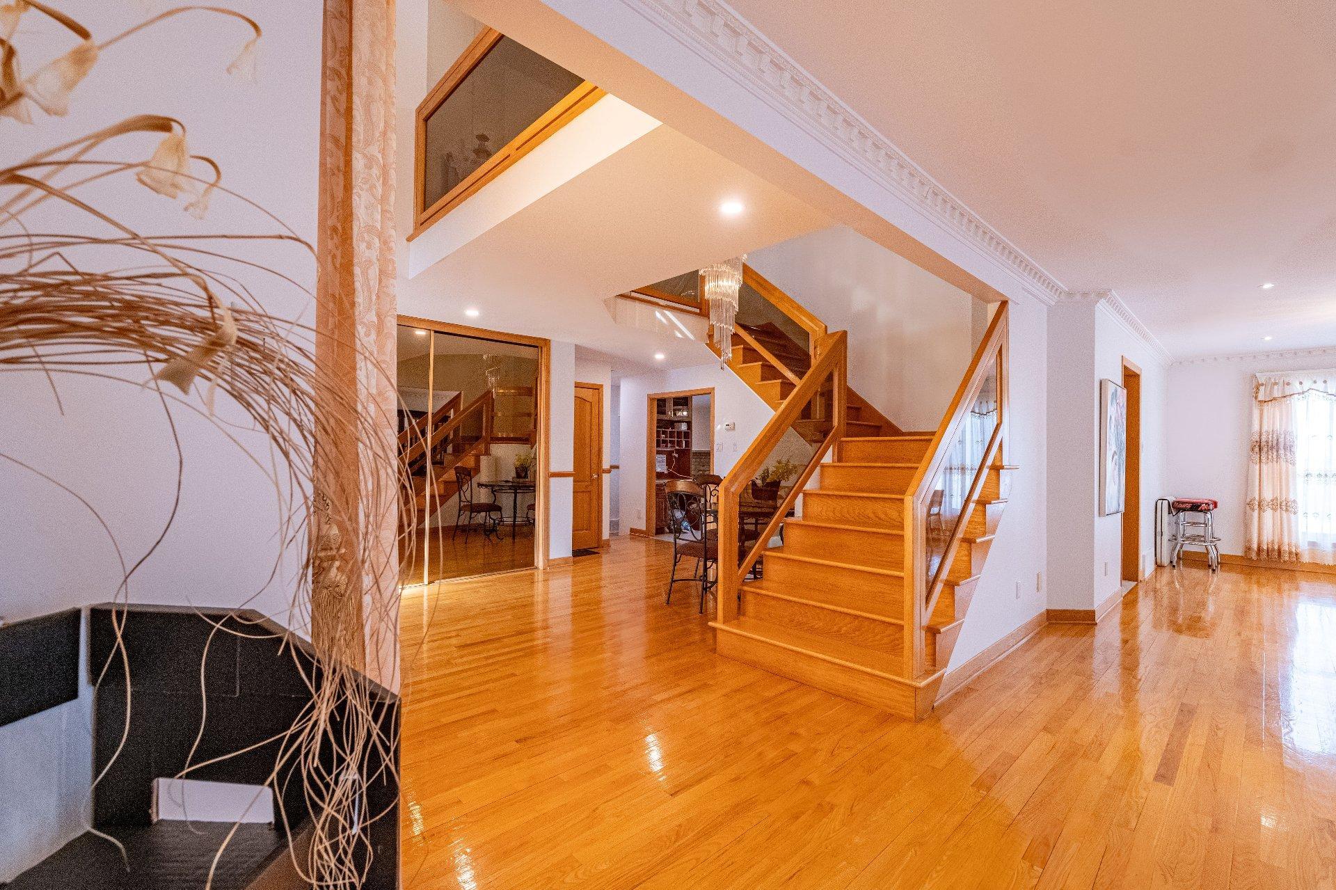 









8980


Crois. Roussin

,
Brossard,




QC
J4X2K3

