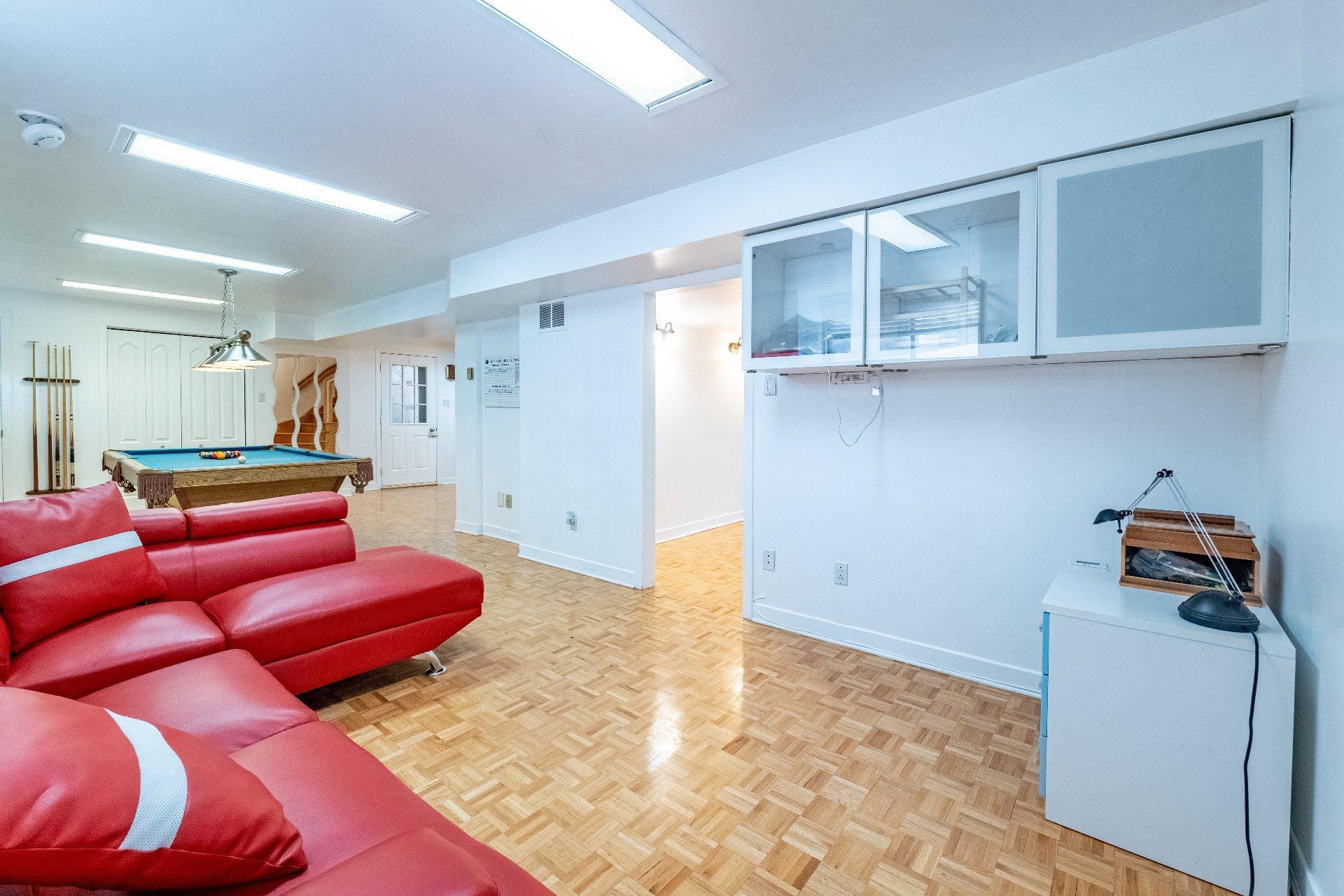 









8980


Crois. Roussin

,
Brossard,




QC
J4X2K3

