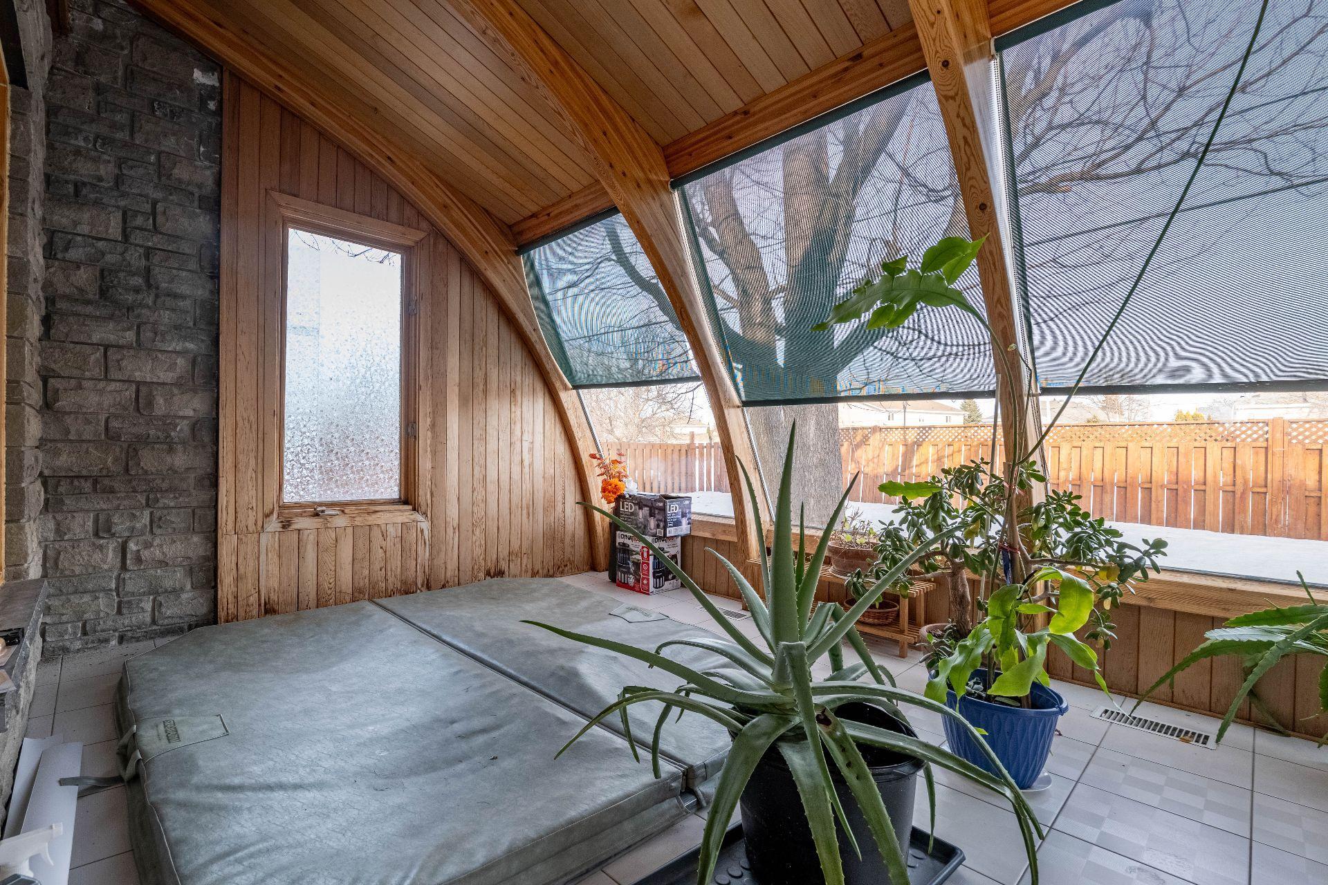 









8980


Crois. Roussin

,
Brossard,




QC
J4X2K3

