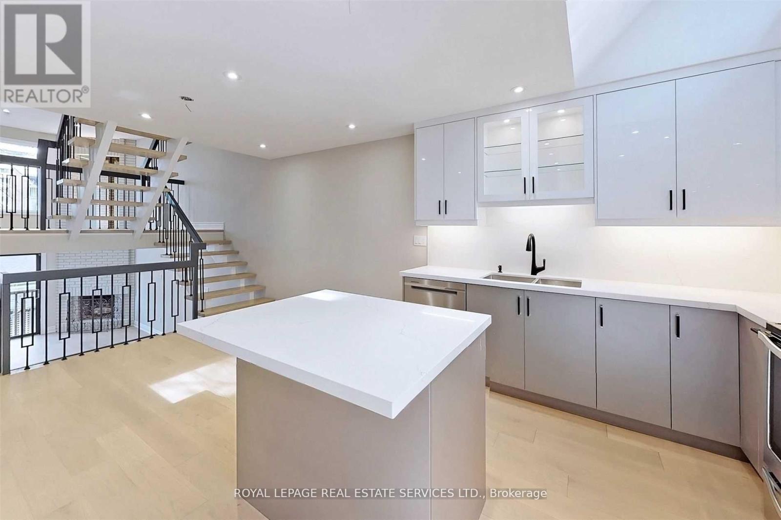 












26A DUNDONALD STREET

,
Toronto,




Ontario
M4Y1K2

