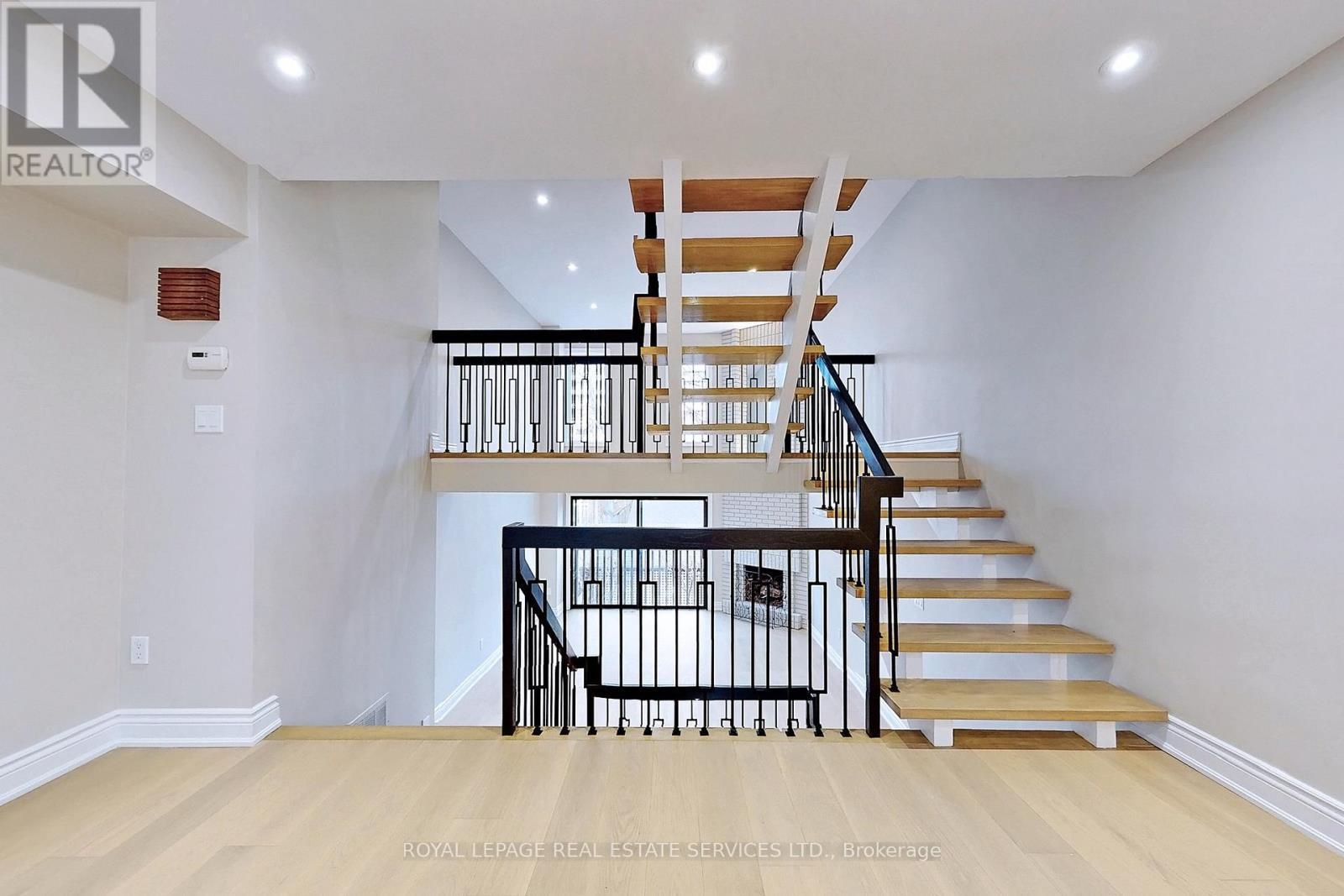 












26A DUNDONALD STREET

,
Toronto,




Ontario
M4Y1K2


