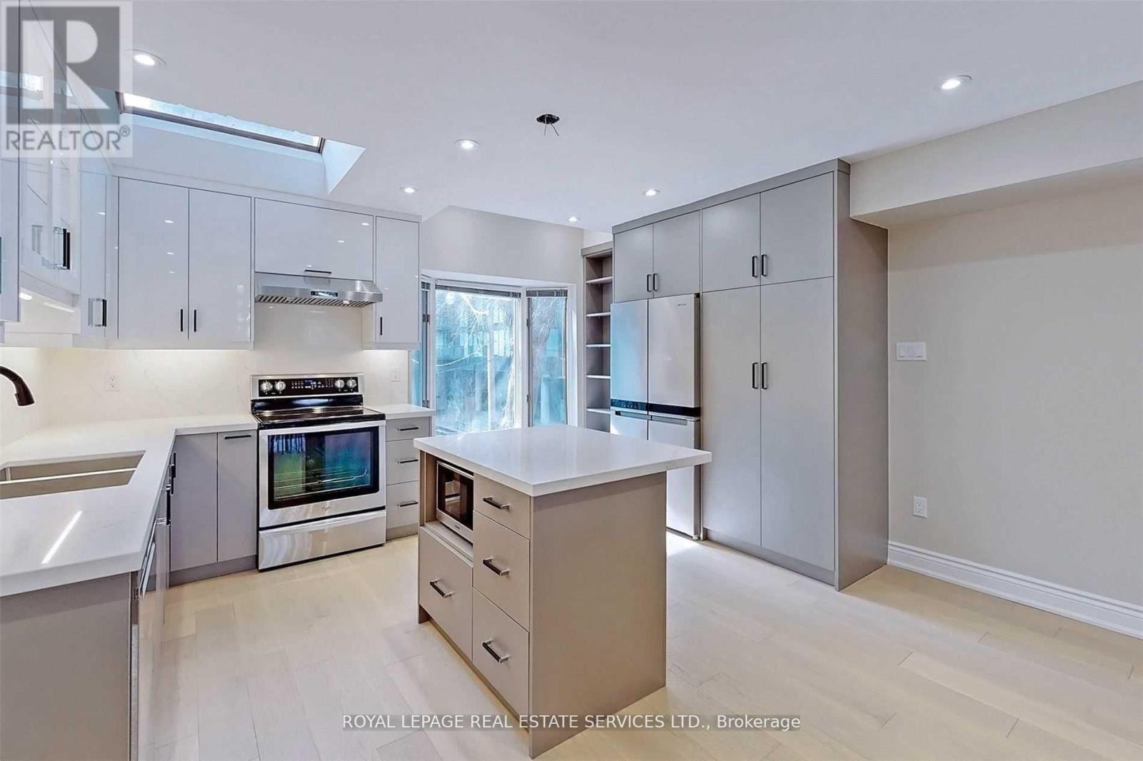 












26A DUNDONALD STREET

,
Toronto,




Ontario
M4Y1K2

