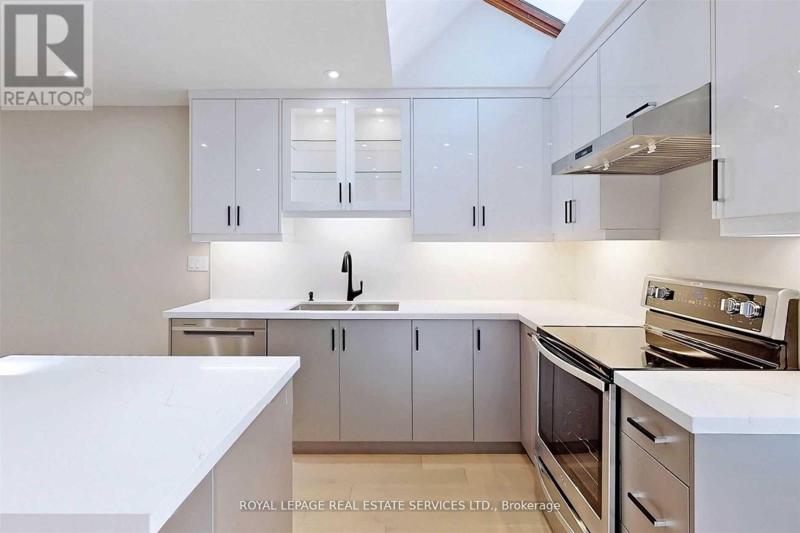 












26A DUNDONALD STREET

,
Toronto,




Ontario
M4Y1K2

