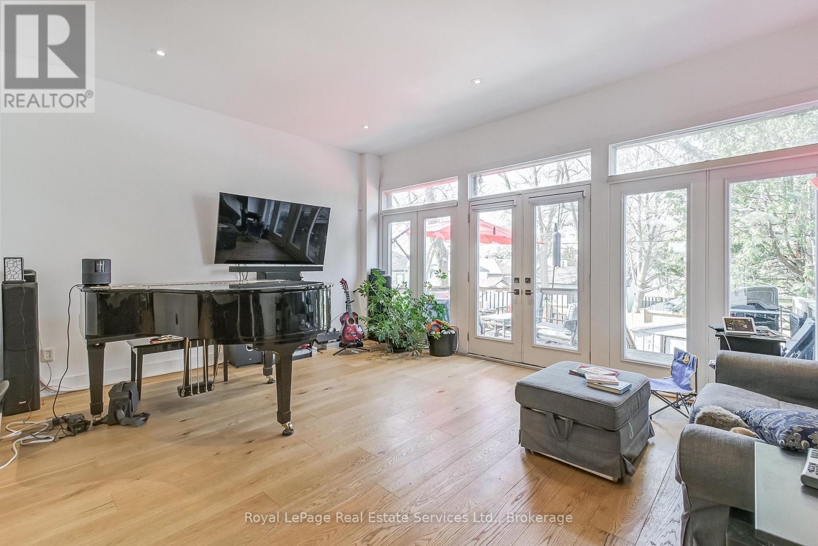 












176 LEYTON AVENUE

,
Toronto (Oakridge),




Ontario
M1L3V6

