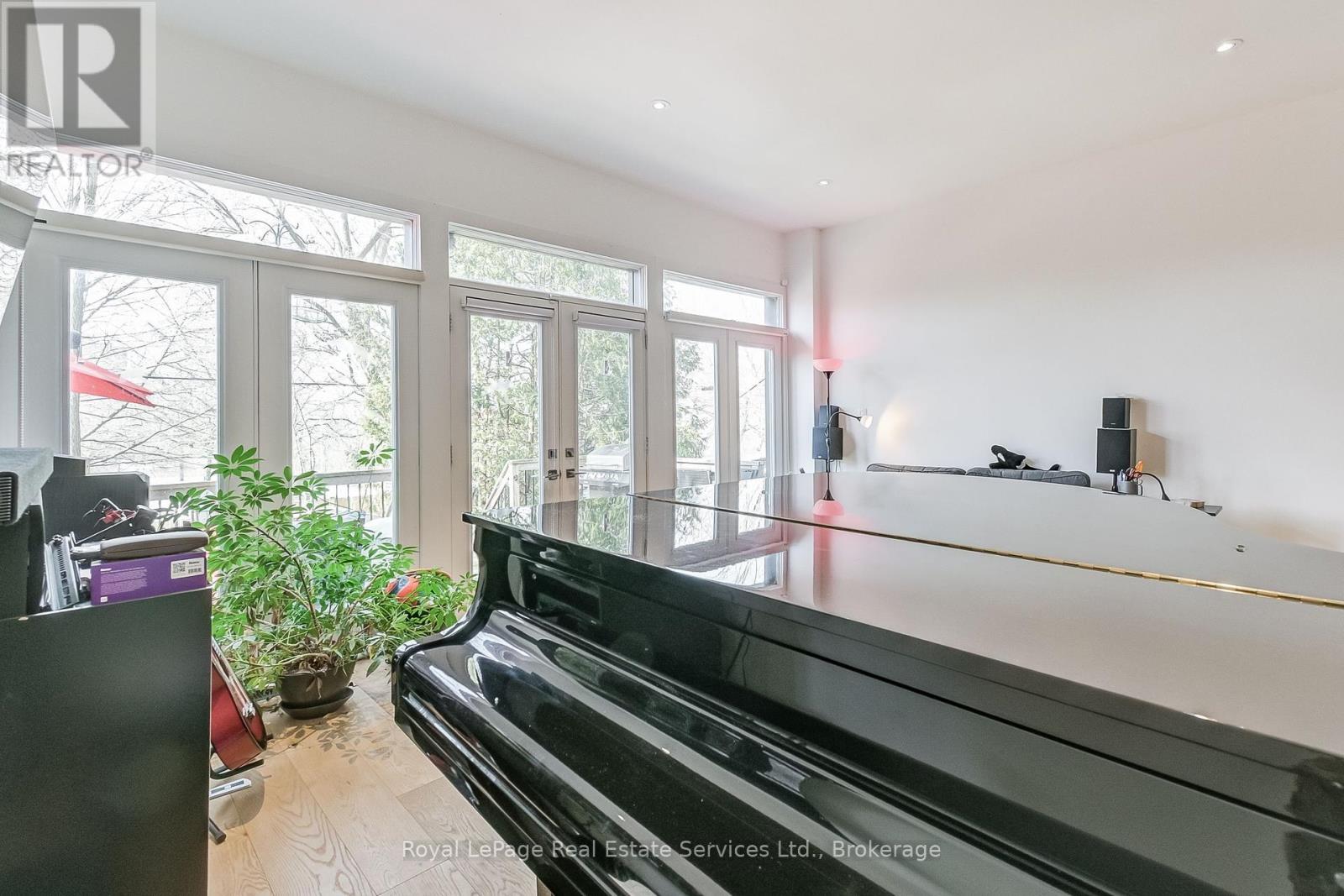 












176 LEYTON AVENUE

,
Toronto (Oakridge),




Ontario
M1L3V6

