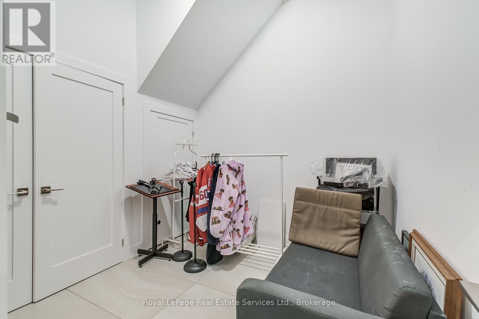 












176 LEYTON AVENUE

,
Toronto (Oakridge),




Ontario
M1L3V6

