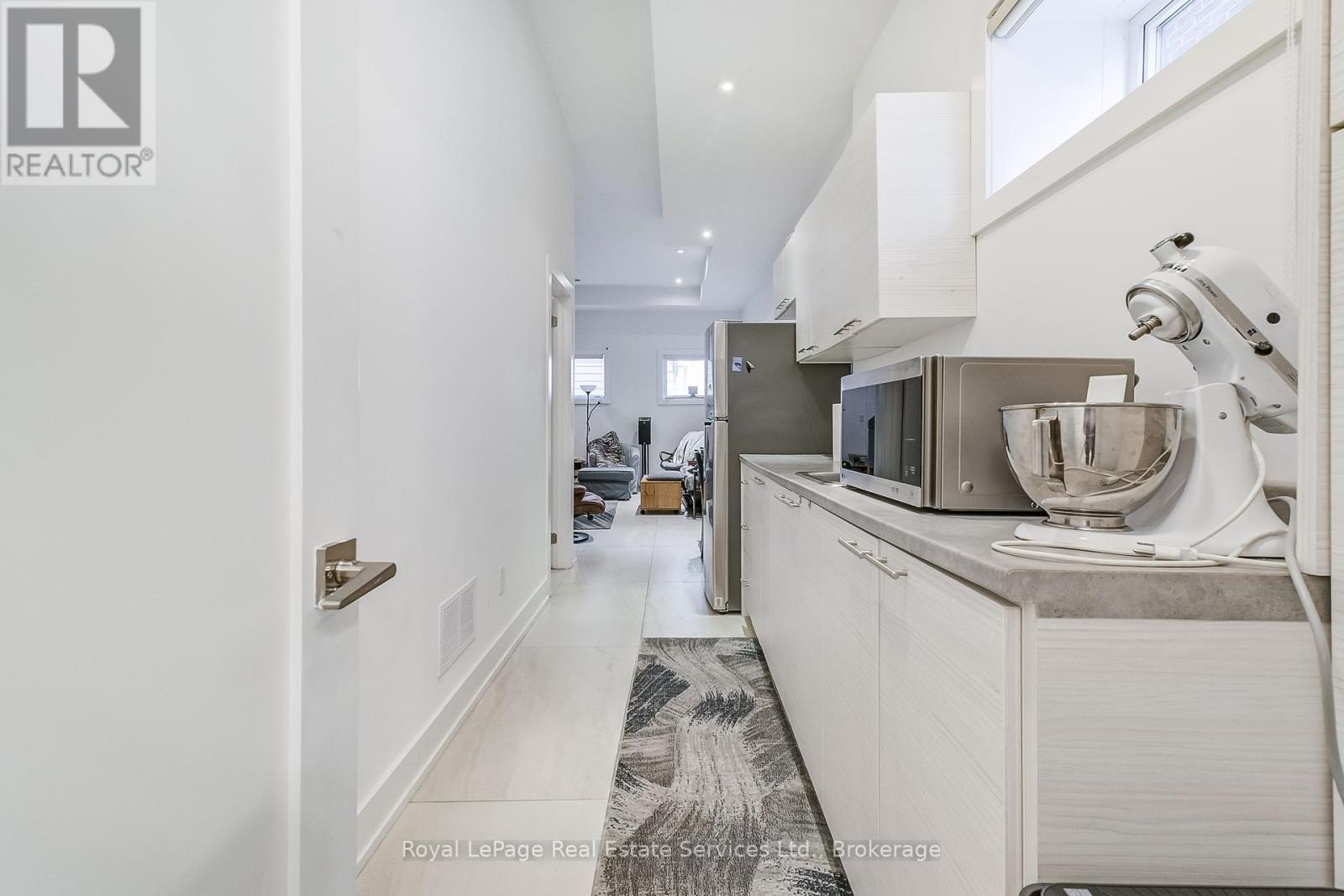 












176 LEYTON AVENUE

,
Toronto (Oakridge),




Ontario
M1L3V6

