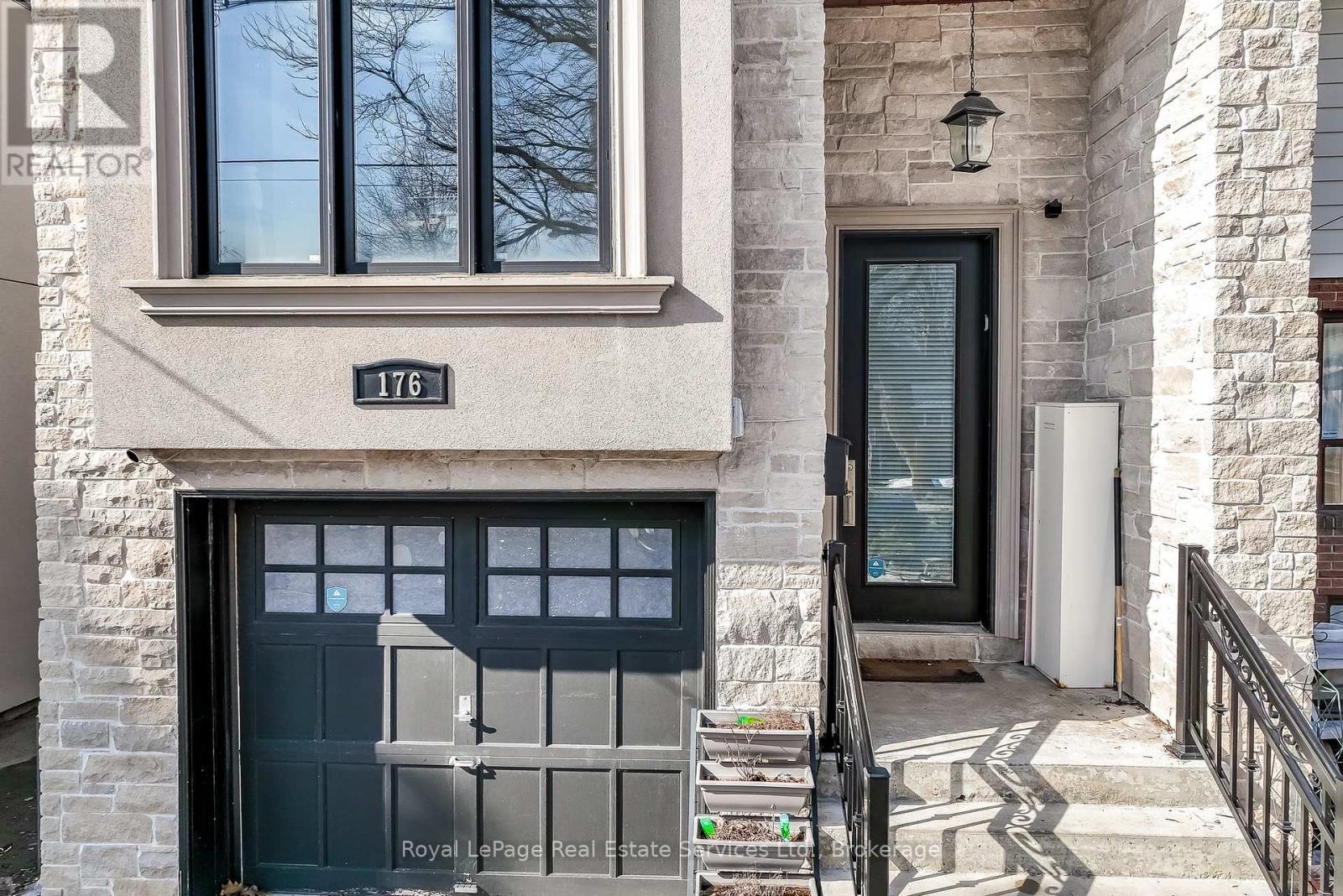 












176 LEYTON AVENUE

,
Toronto (Oakridge),




Ontario
M1L3V6

