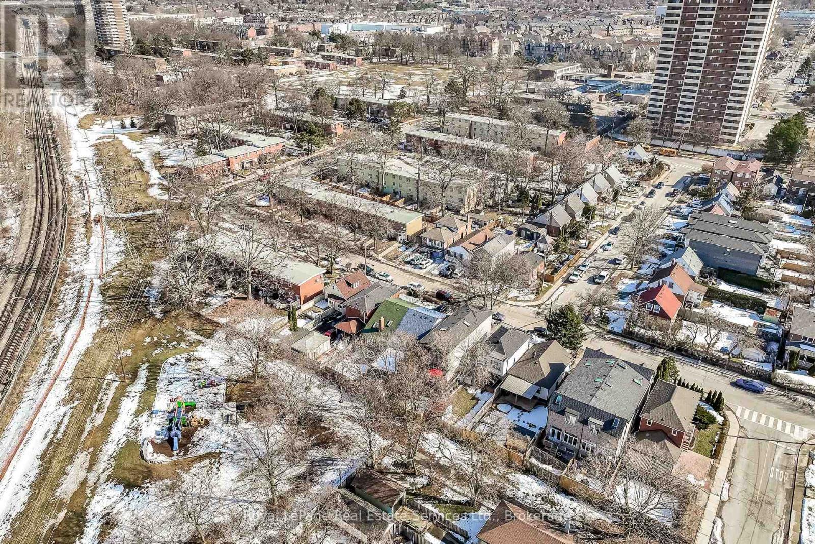 












176 LEYTON AVENUE

,
Toronto (Oakridge),




Ontario
M1L3V6

