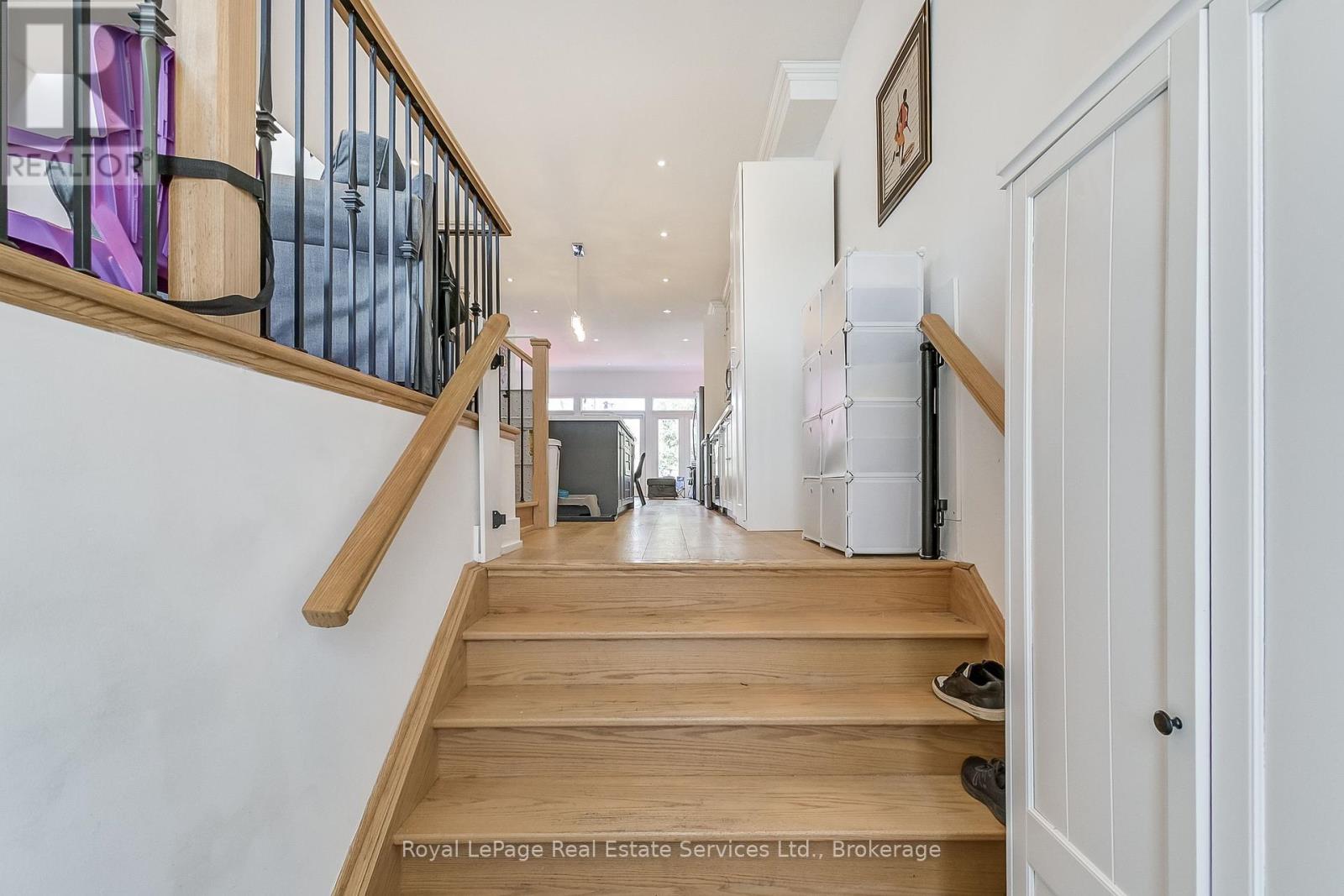 












176 LEYTON AVENUE

,
Toronto (Oakridge),




Ontario
M1L3V6


