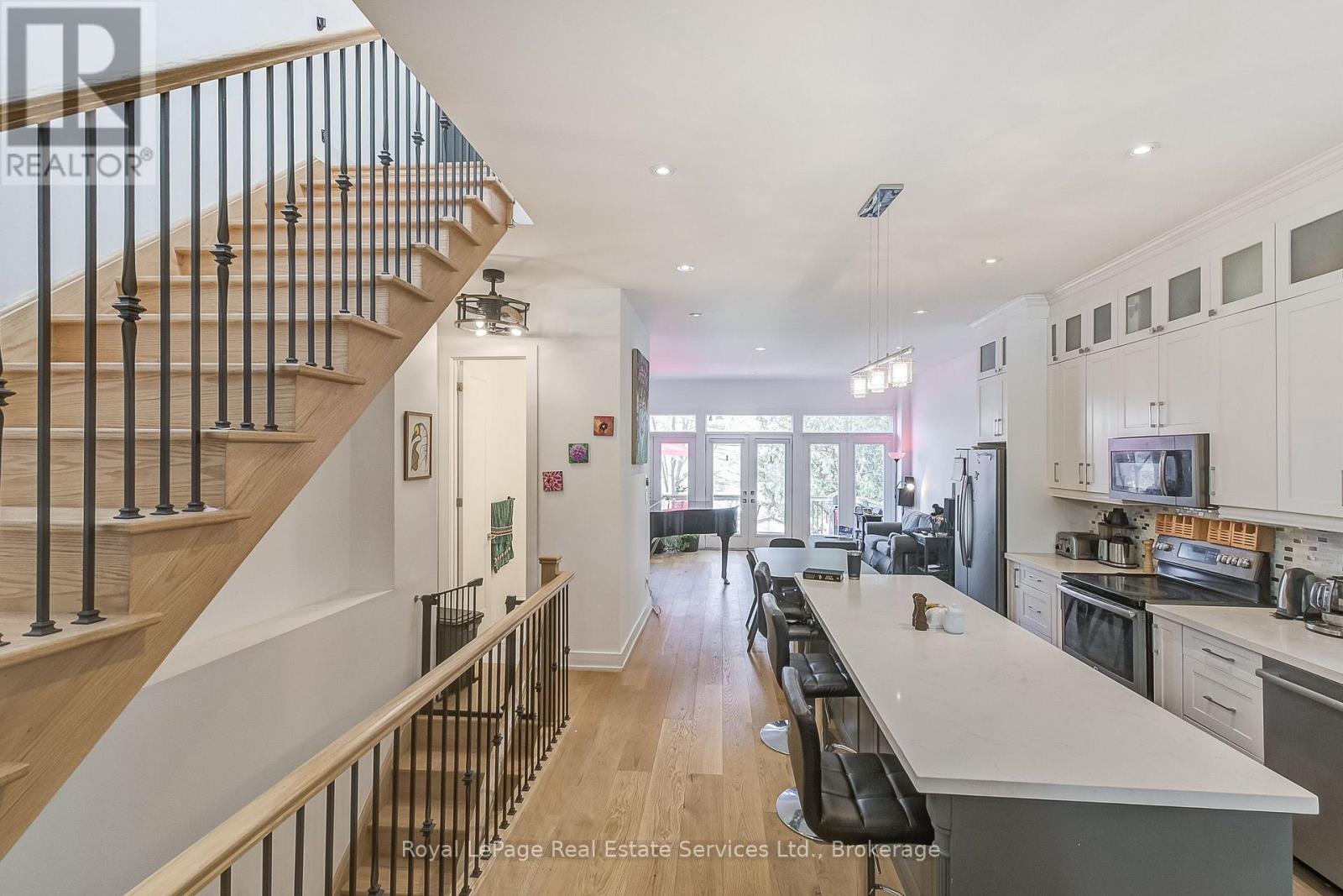 












176 LEYTON AVENUE

,
Toronto (Oakridge),




Ontario
M1L3V6

