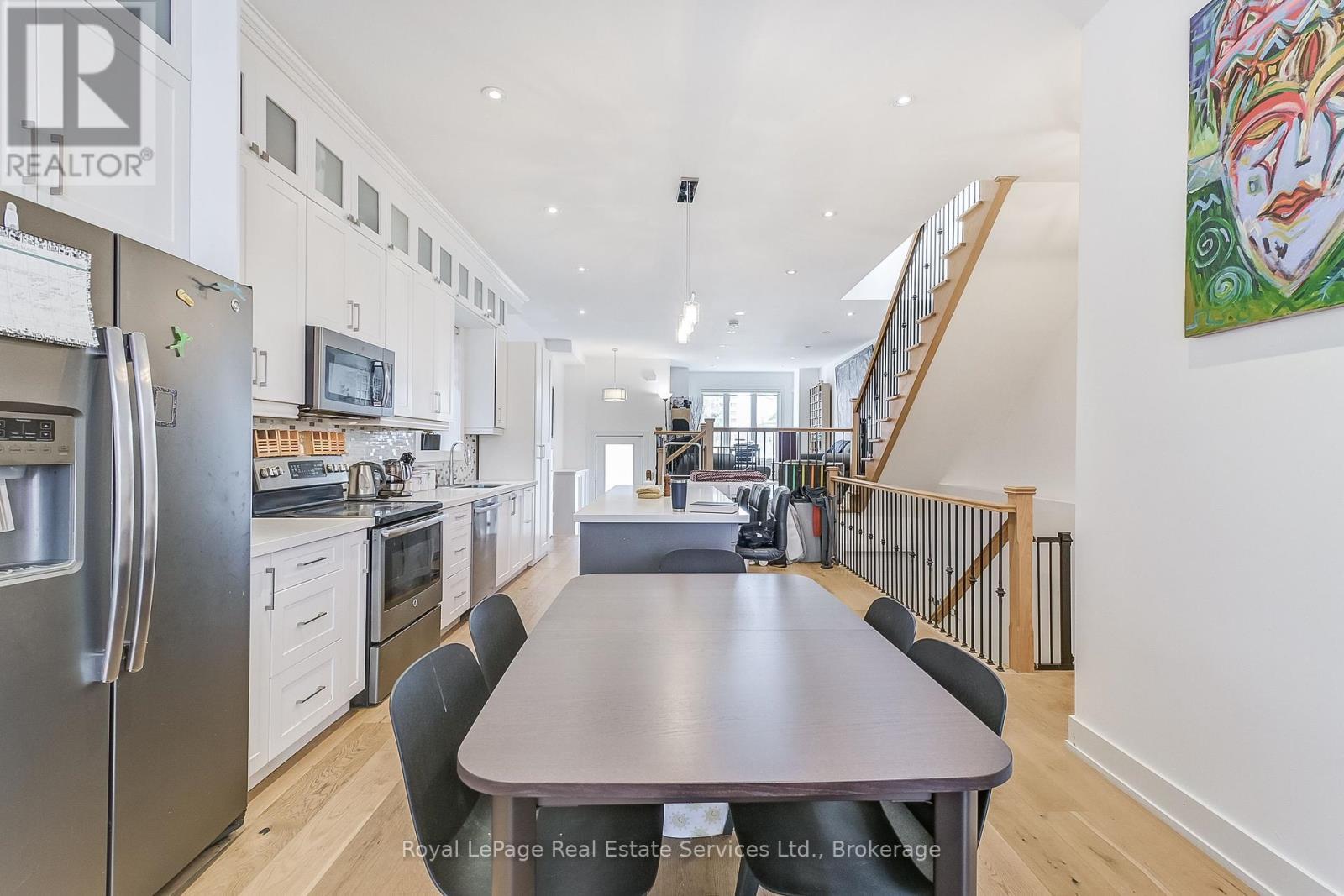 












176 LEYTON AVENUE

,
Toronto (Oakridge),




Ontario
M1L3V6

