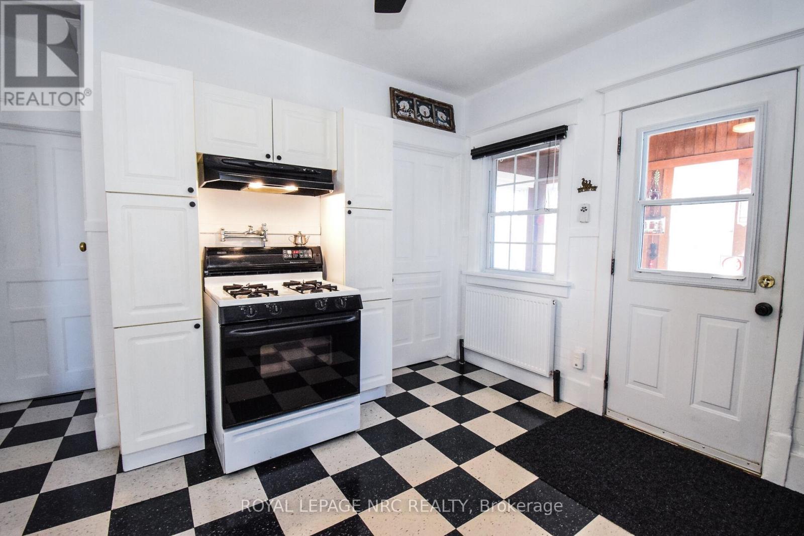 












110 EASTCHESTER AVENUE

,
St. Catharines (E. Chester),




Ontario
L2P2Z1

