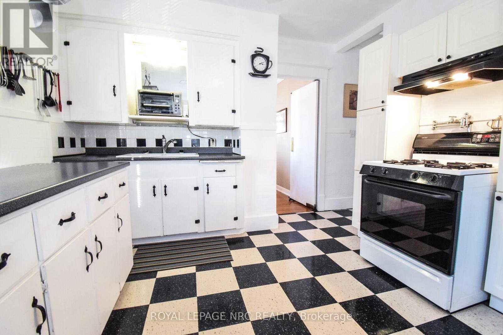 












110 EASTCHESTER AVENUE

,
St. Catharines (E. Chester),




Ontario
L2P2Z1

