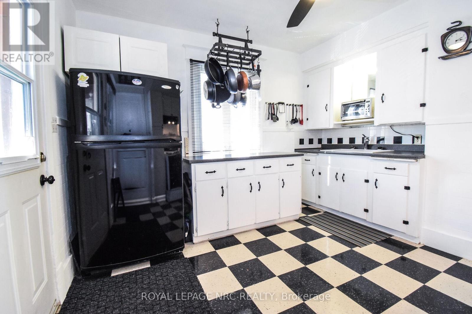 












110 EASTCHESTER AVENUE

,
St. Catharines (E. Chester),




Ontario
L2P2Z1

