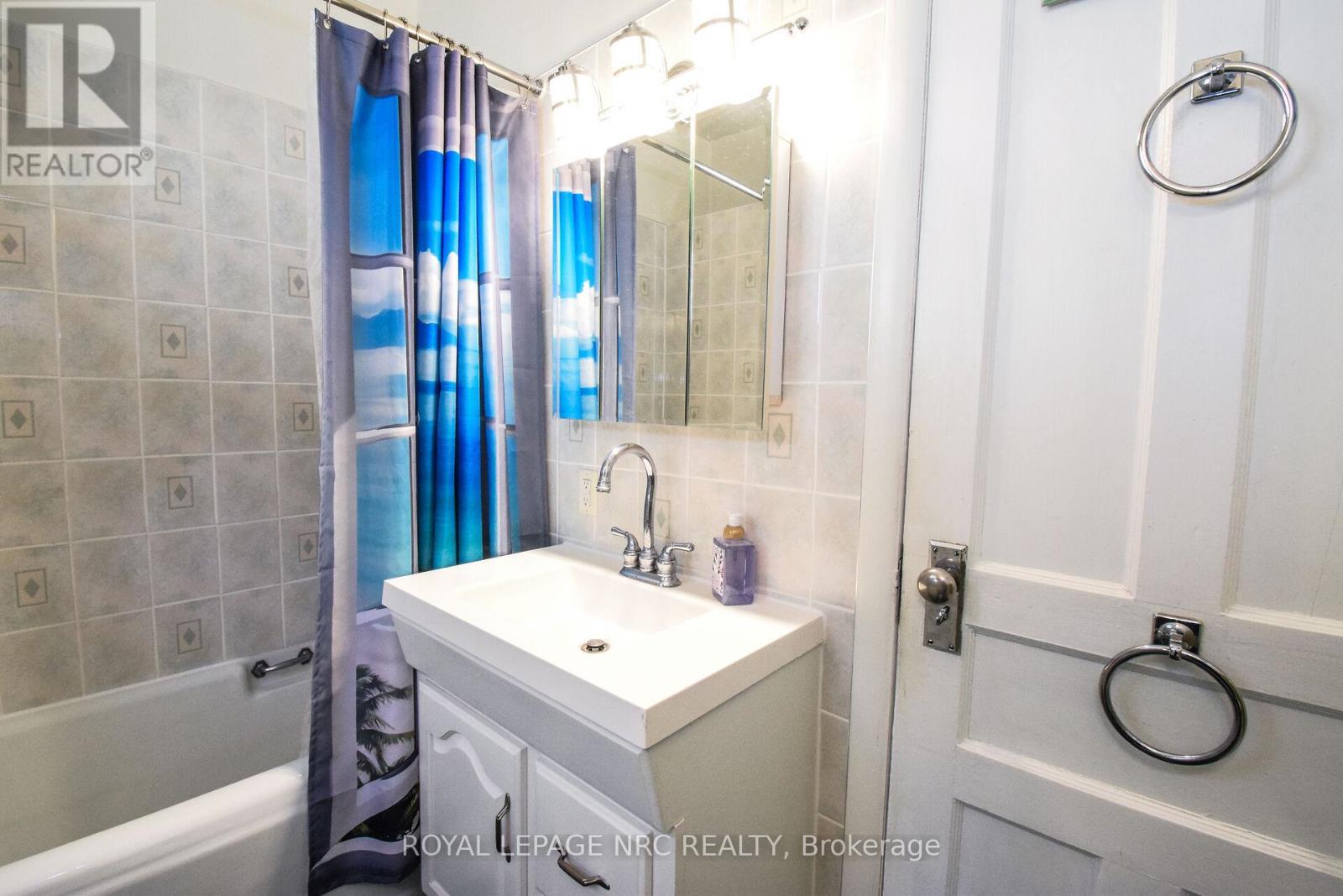 












110 EASTCHESTER AVENUE

,
St. Catharines (E. Chester),




Ontario
L2P2Z1

